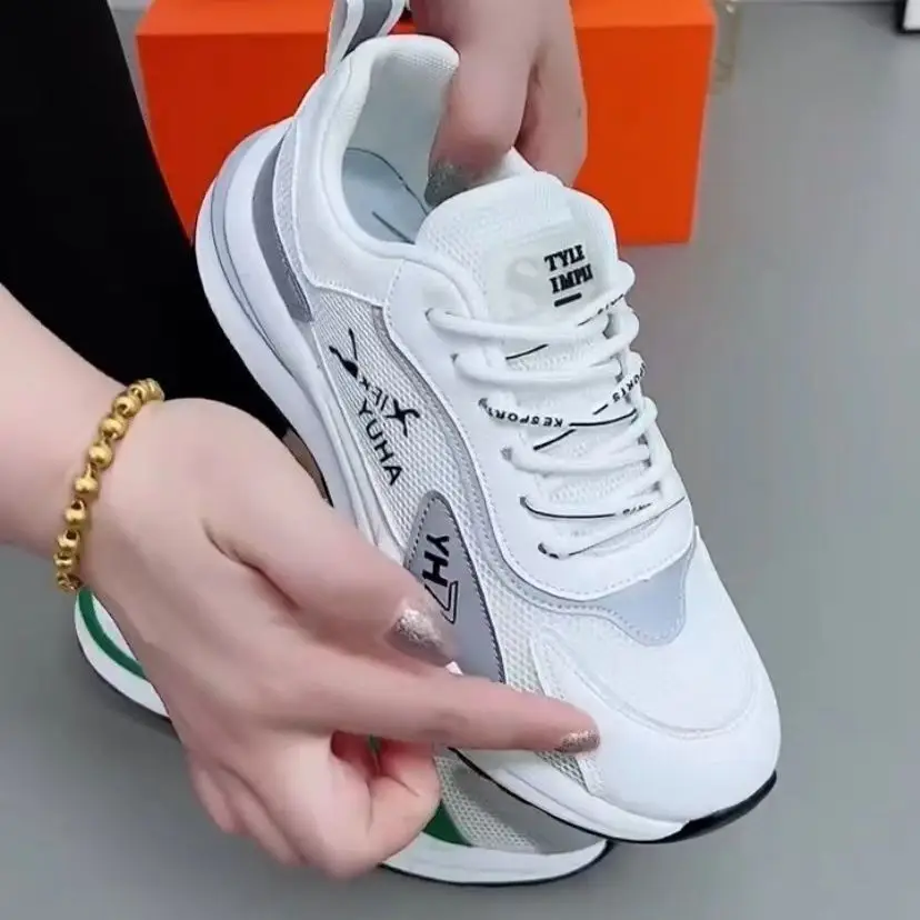 Men's and Women's Same Sports Shoes, Mesh Breathable Dad Shoes, Casual Soft Sole Fashion Running Couple Shoes, Fly-Knit Sports Shoes — feature 3