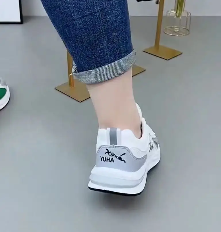 Men's and Women's Same Sports Shoes, Mesh Breathable Dad Shoes, Casual Soft Sole Fashion Running Couple Shoes, Fly-Knit Sports Shoes — feature 9