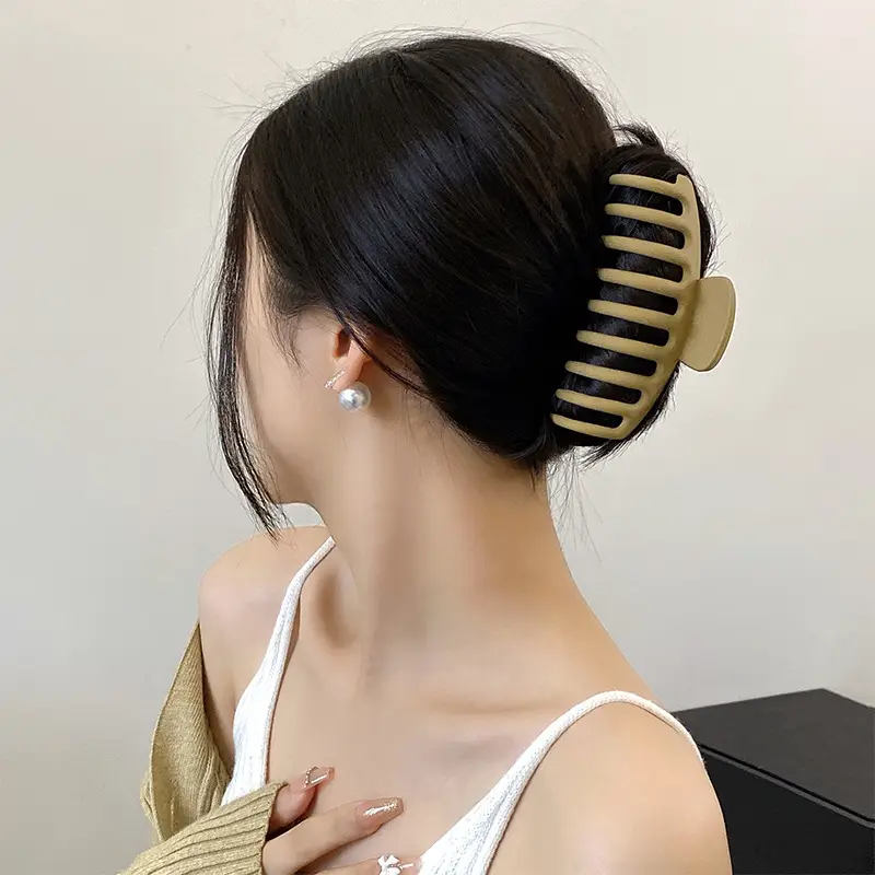 Heart-Shaped Shark Clip Hairpin for Summer 2023 - Image 9