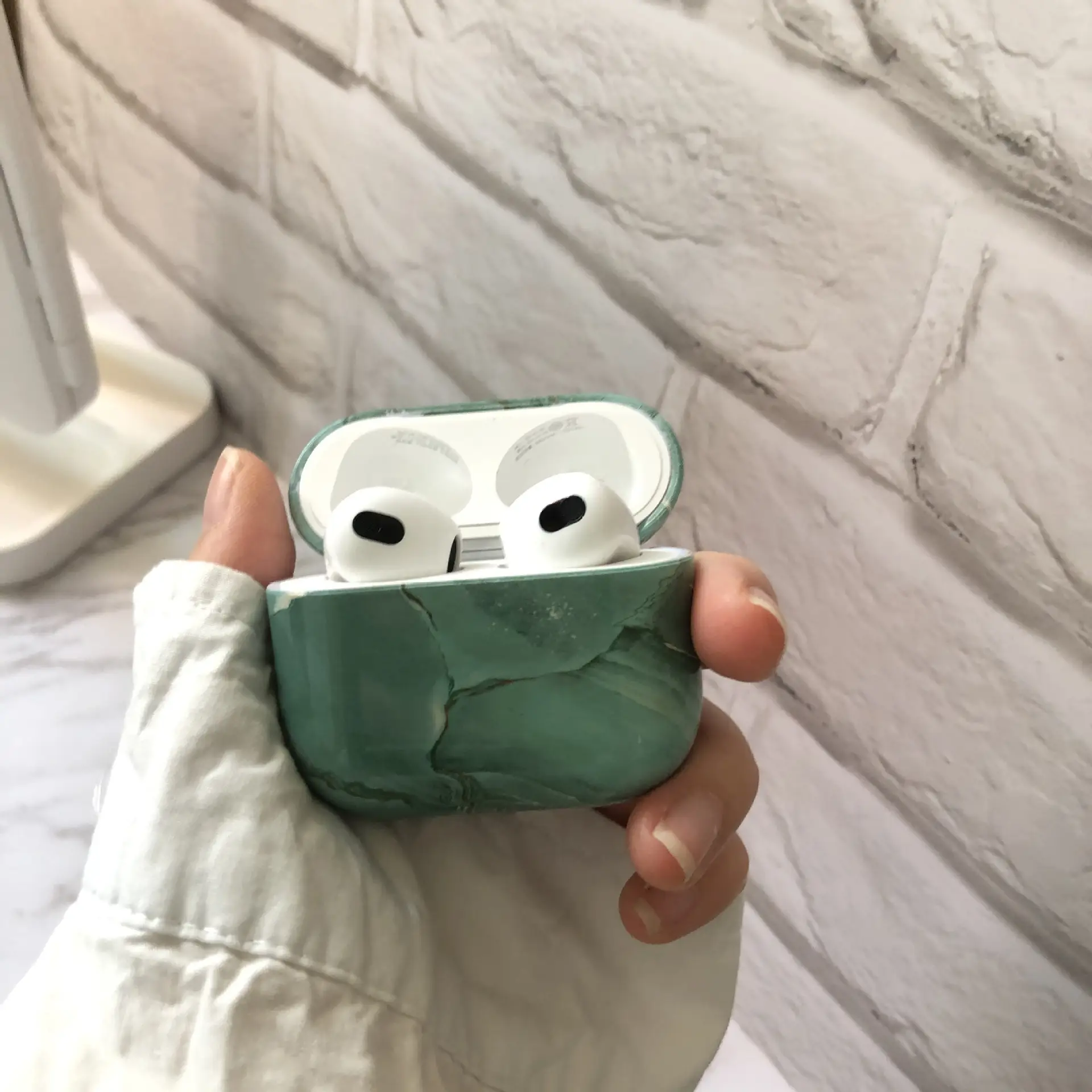 Marble Classic Water Sticker Apple Airpods 3 Earphone Cover — feature 9