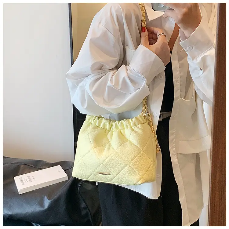 White Diamond Plaid Chain Bag for Women Summer 2023 — feature 16
