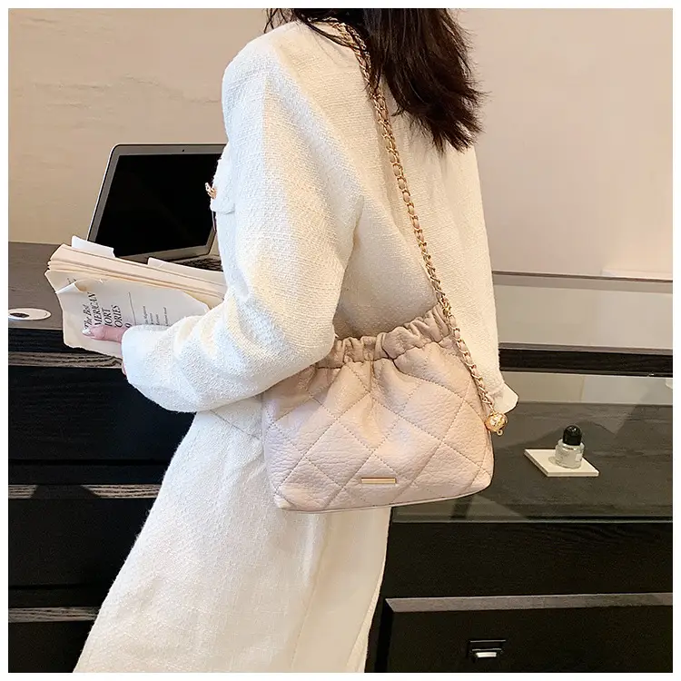 White Diamond Plaid Chain Bag for Women Summer 2023 — feature 17
