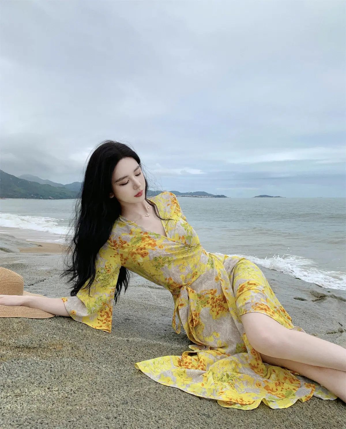 Yellow Floral Battle Gown V-Neck Hip Skirt Set — feature 3