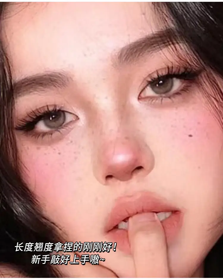 Cute False Eyelashes for Natural Comic Look — feature 10