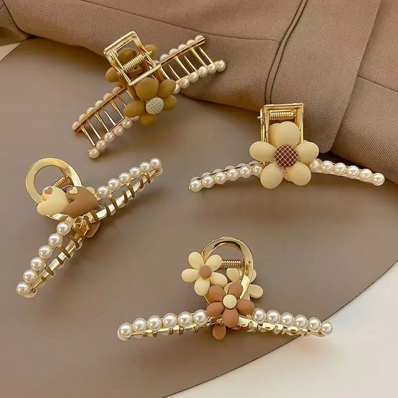 Women's Metallic Pearl Hair Clip Summer Large — feature 1