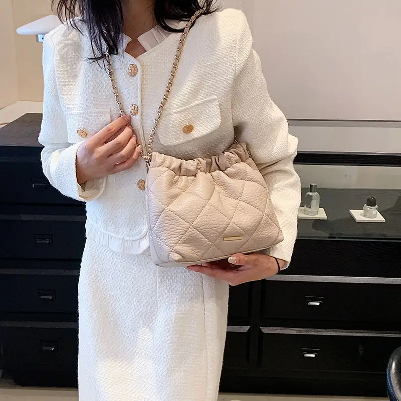 Black Quilted Chain Shoulder Bag for Women - Image 8