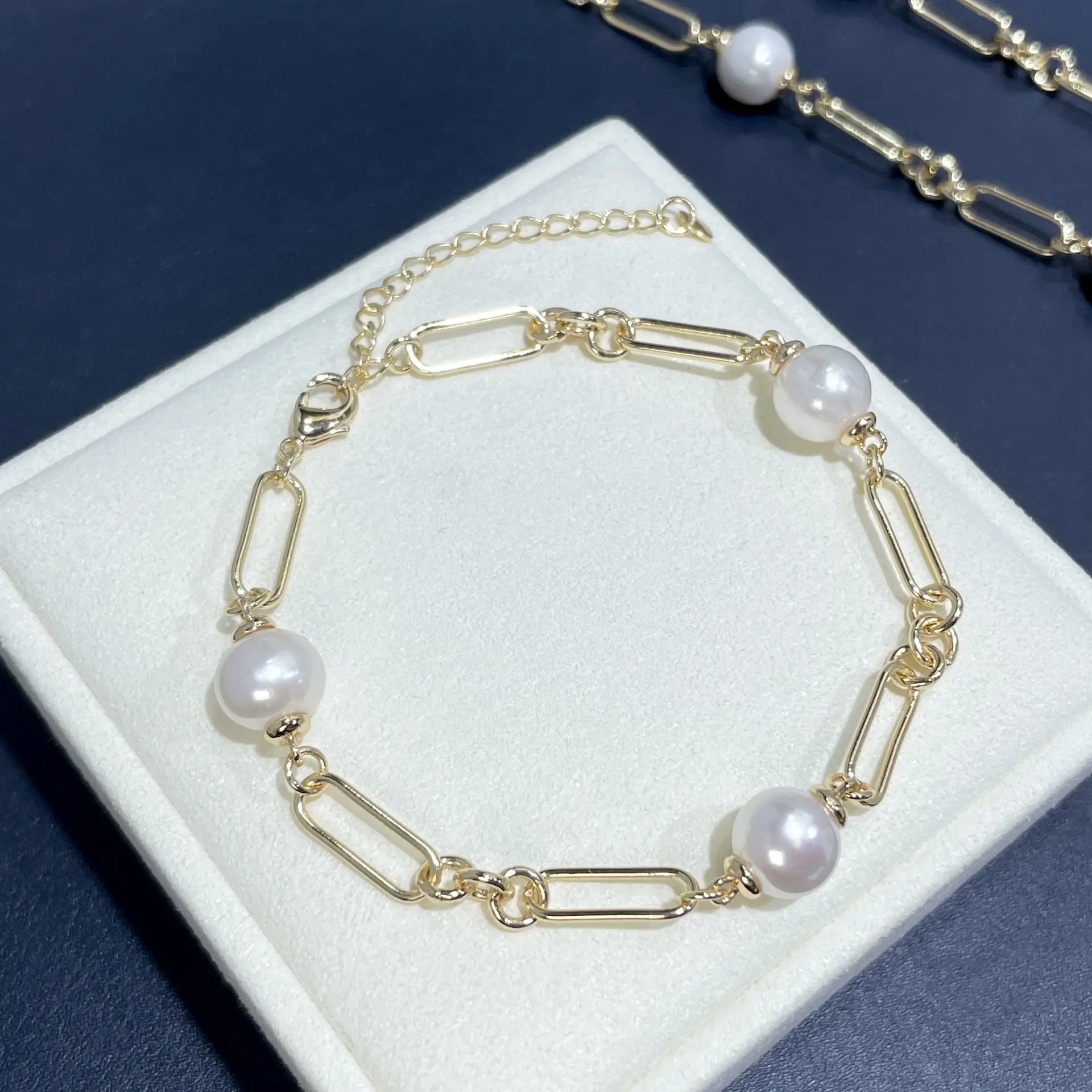 18K Gold Pearl Bracelet for Women — feature 2