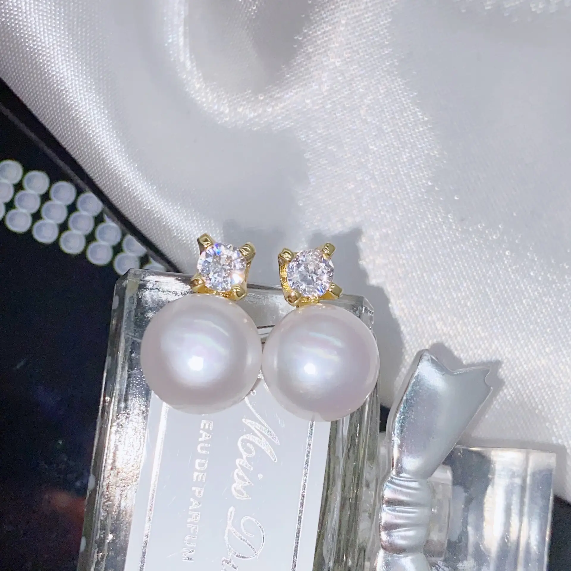 Classic Princess Pearl Earrings Gold Plated Flat Design — feature 12