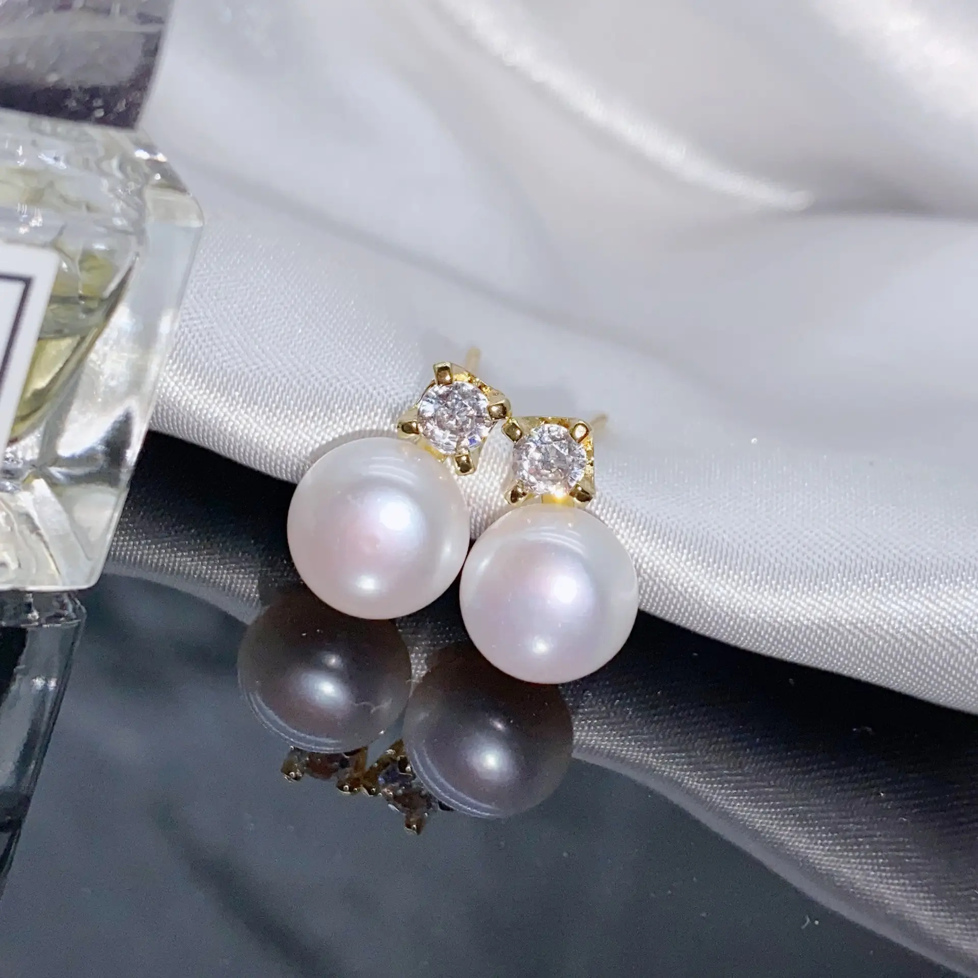 Classic Princess Pearl Earrings Gold Plated Flat Design — feature 17