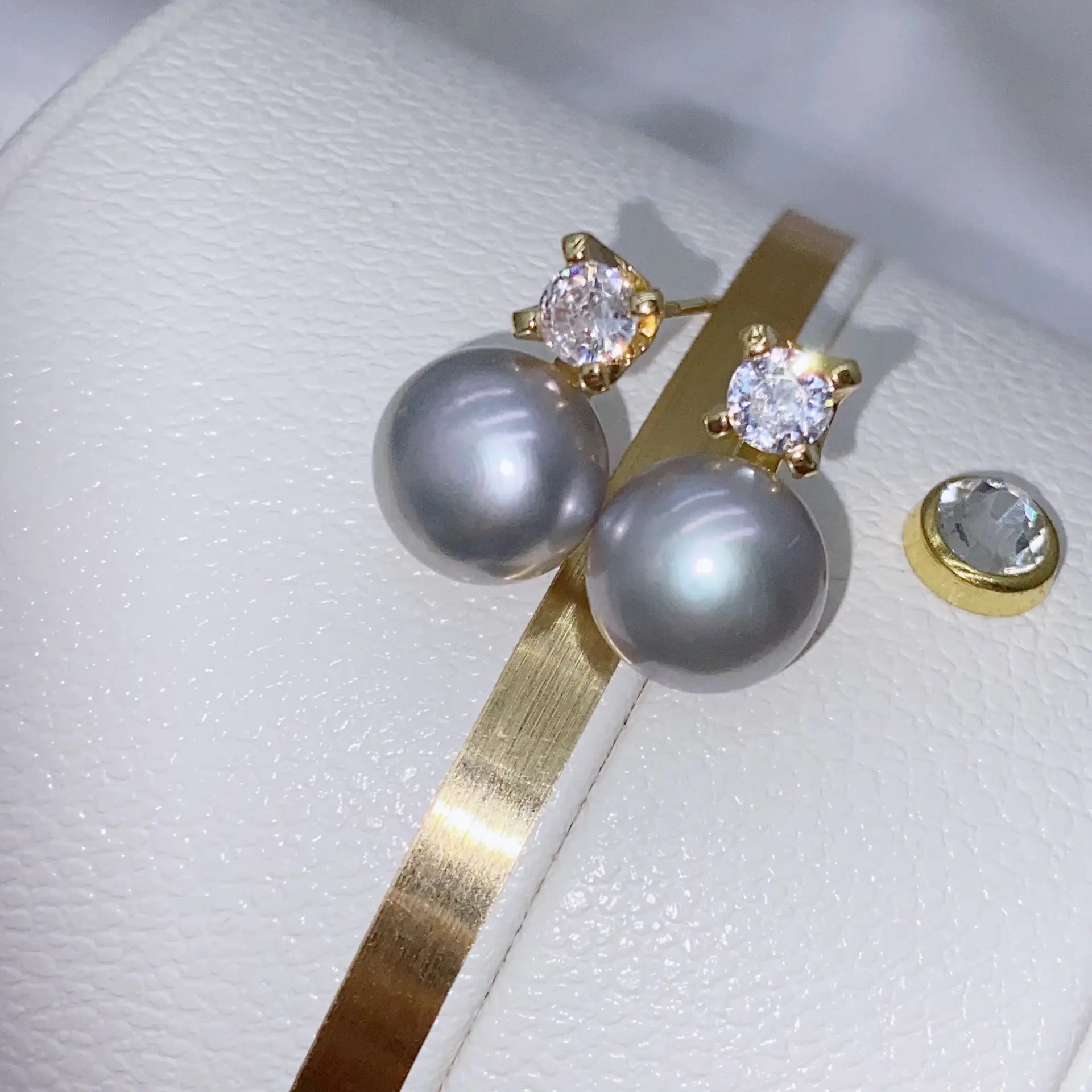 Classic Princess Pearl Earrings Gold Plated Flat Design — feature 10