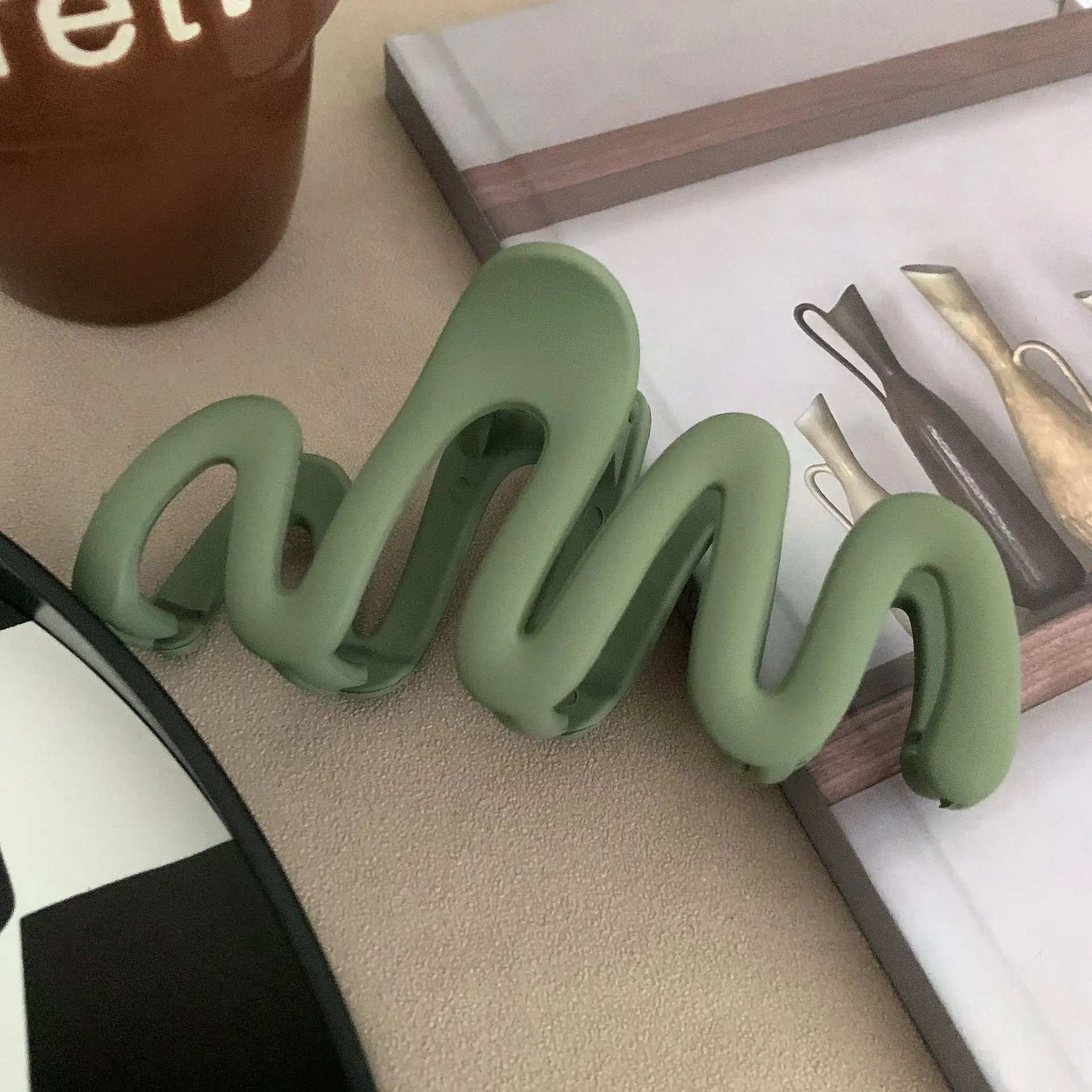2025 New Green Shark Hair Clip Women - Image 2