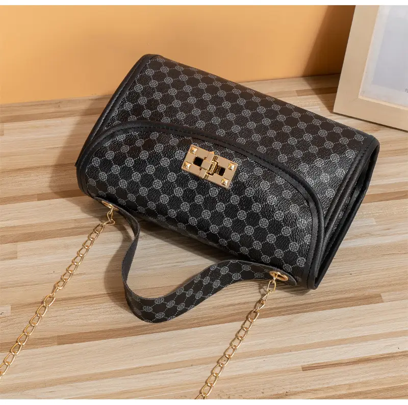 Black Diamond Chain Shoulder Bag for Women 2023 — feature 13