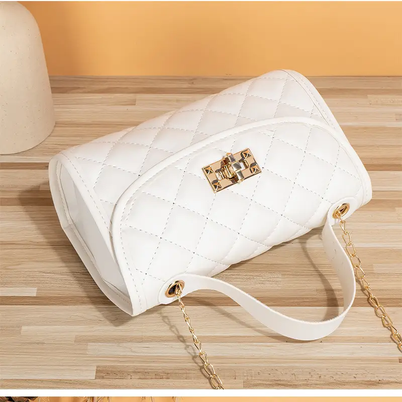 Black Diamond Chain Shoulder Bag for Women 2023 — feature 17