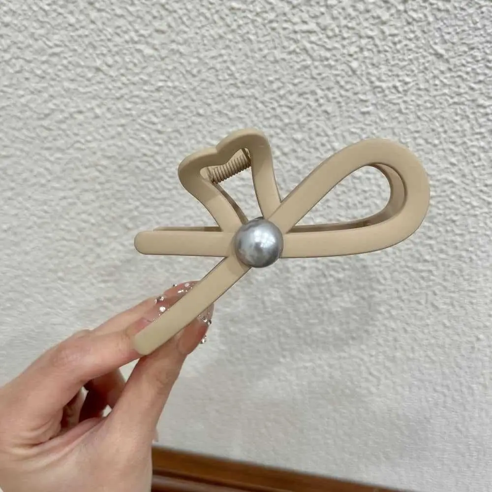Black Pearl Crown Hair Clip for Volume & Style
