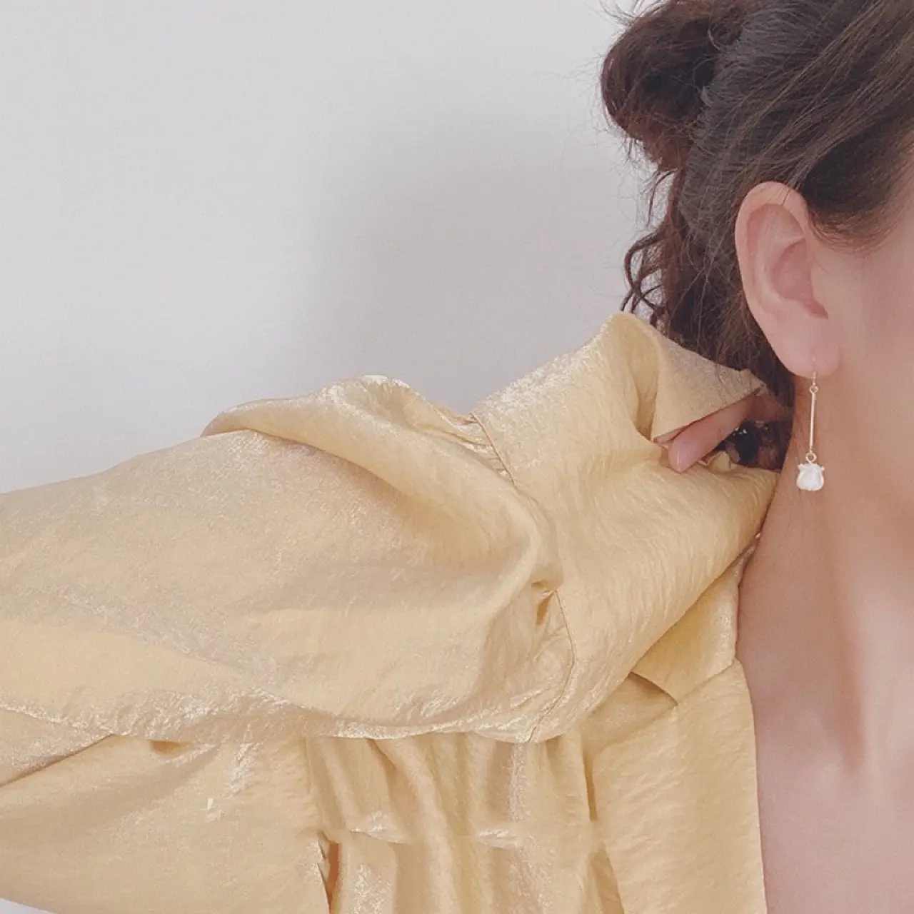 White Rose Retro Earrings with Ear Hook & Gold Plated - Image 3