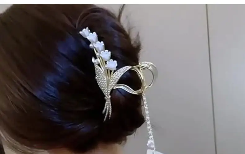 Gold Shark Hair Clip for Women with Diamond Embellishment — feature 7