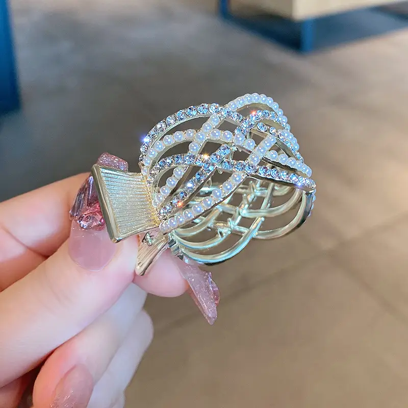 Gold Shark Hair Clip for Women with Diamond Embellishment - Image 42