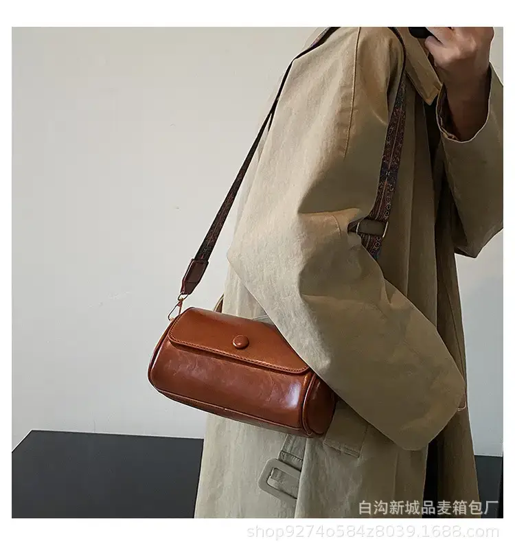 Women's Retro Shoulder Crossbody Bag Brown Leather 2023 — feature 15