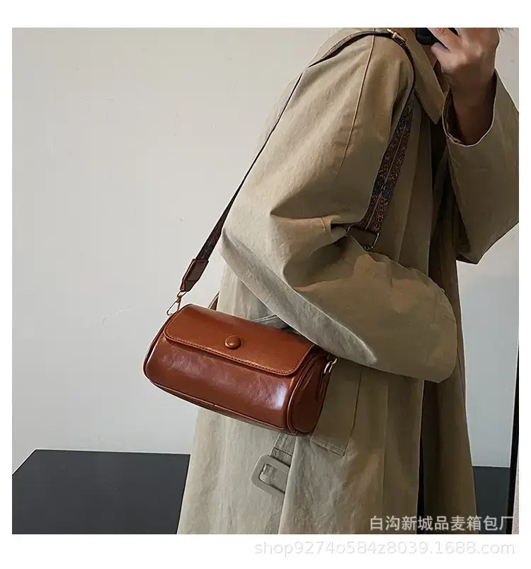 Women's Retro Shoulder Crossbody Bag Brown Leather 2023 — feature 16