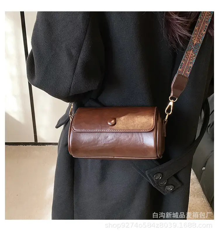 Women's Retro Shoulder Crossbody Bag Brown Leather 2023 — feature 17