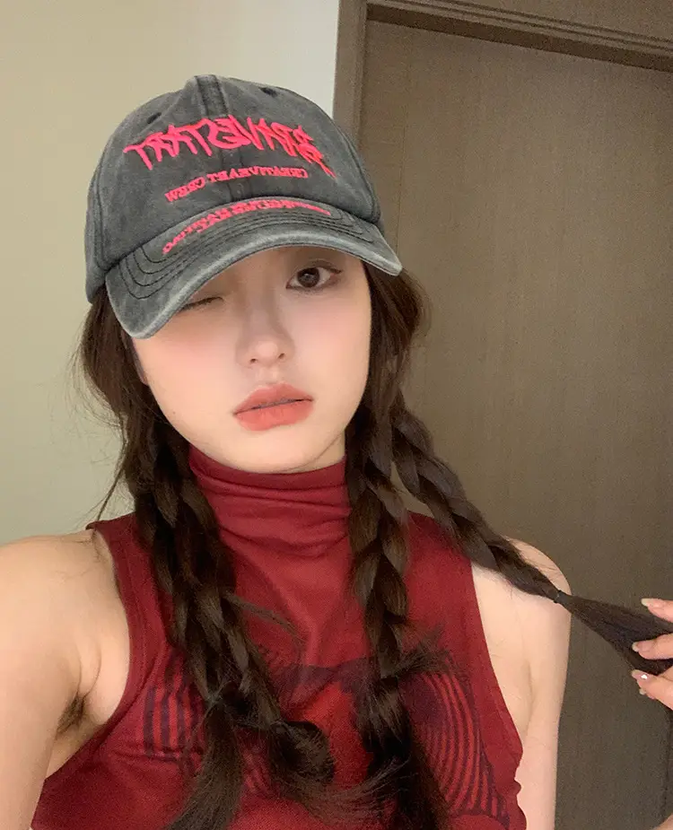 Red Velvet Baseball Cap for Women Summer Wear — feature 3