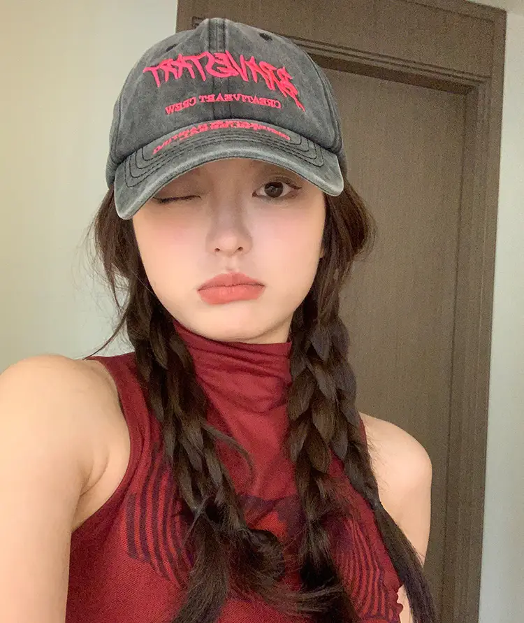 Red Velvet Baseball Cap for Women Summer Wear — feature 7