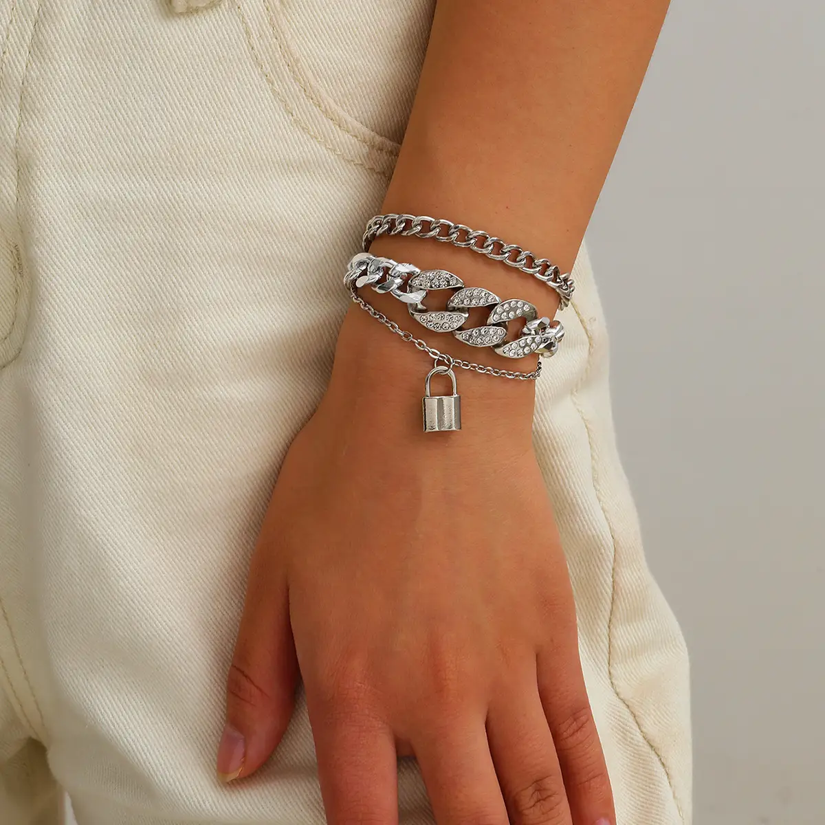 Gold Full Diamond Women's Quartz Watch & Bracelet Set — feature 3