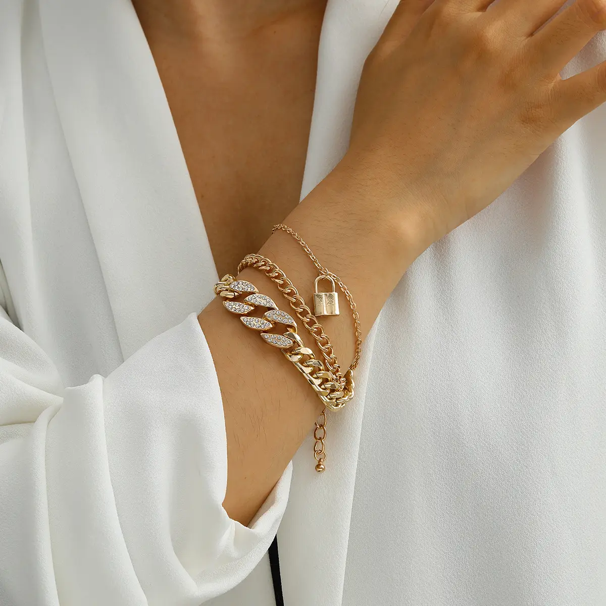 Gold Full Diamond Women's Quartz Watch & Bracelet Set — feature 6