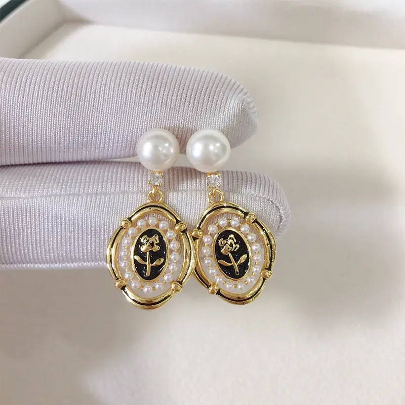 18K Gold Pearl Earrings for Women Retro Geometric Design - Image 3