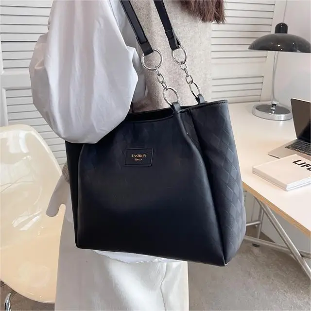 Women's Black Quilted Shoulder Bag 2023 New Color