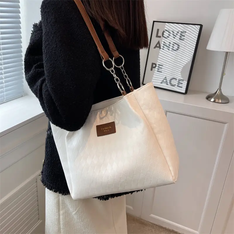Women's Black Quilted Shoulder Bag 2023 New Color — feature 15