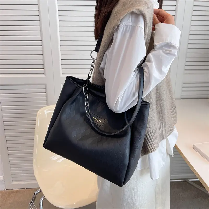 Women's Black Quilted Shoulder Bag 2023 New Color — feature 18