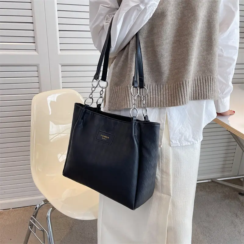 Women's Black Quilted Shoulder Bag 2023 New Color — feature 19