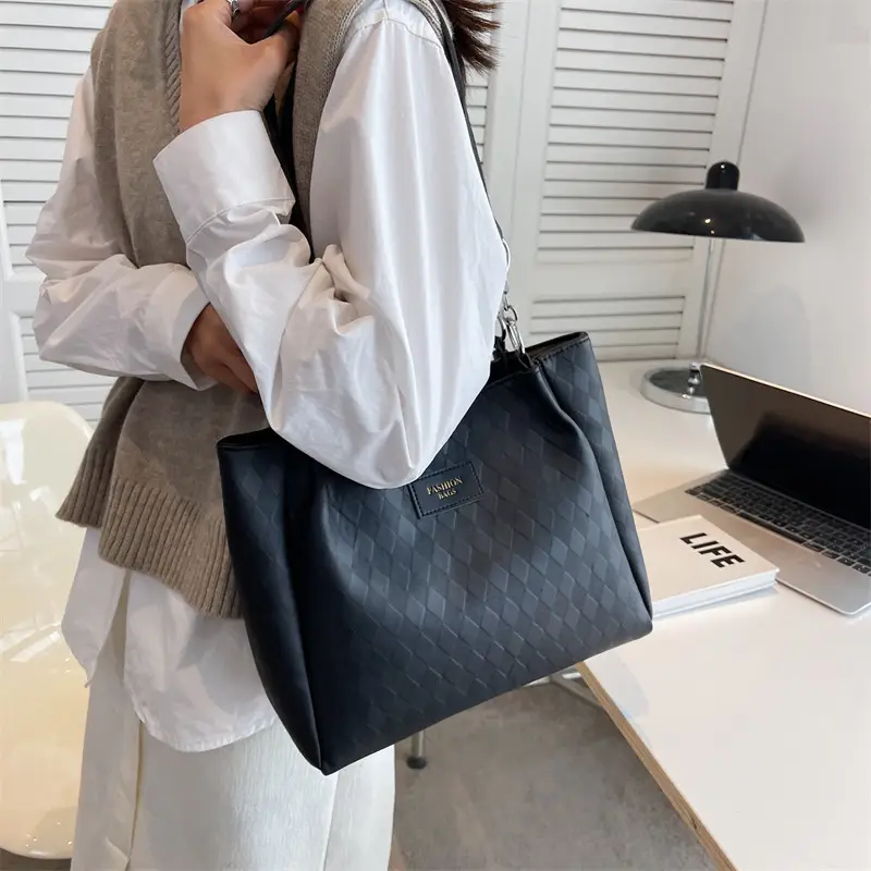 Women's Black Quilted Shoulder Bag 2023 New Color — feature 20