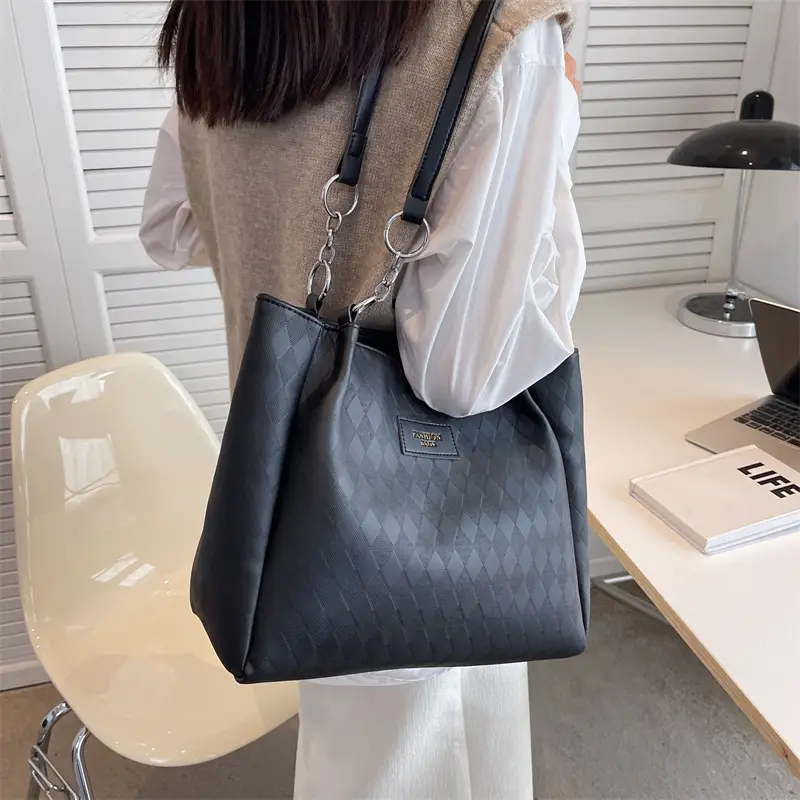 Women's Black Quilted Shoulder Bag 2023 New Color — feature 21