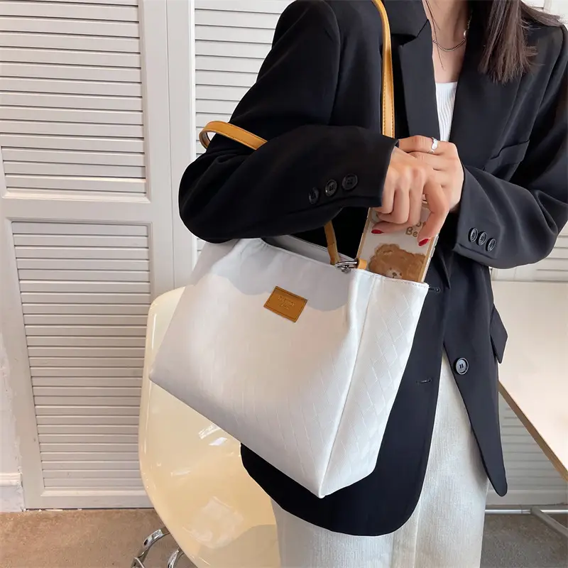 Women's Black Quilted Shoulder Bag 2023 New Color — feature 22