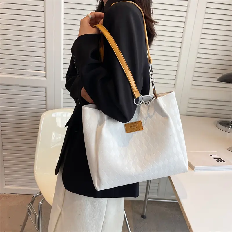 Women's Black Quilted Shoulder Bag 2023 New Color — feature 24