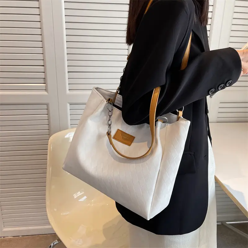 Women's Black Quilted Shoulder Bag 2023 New Color — feature 25
