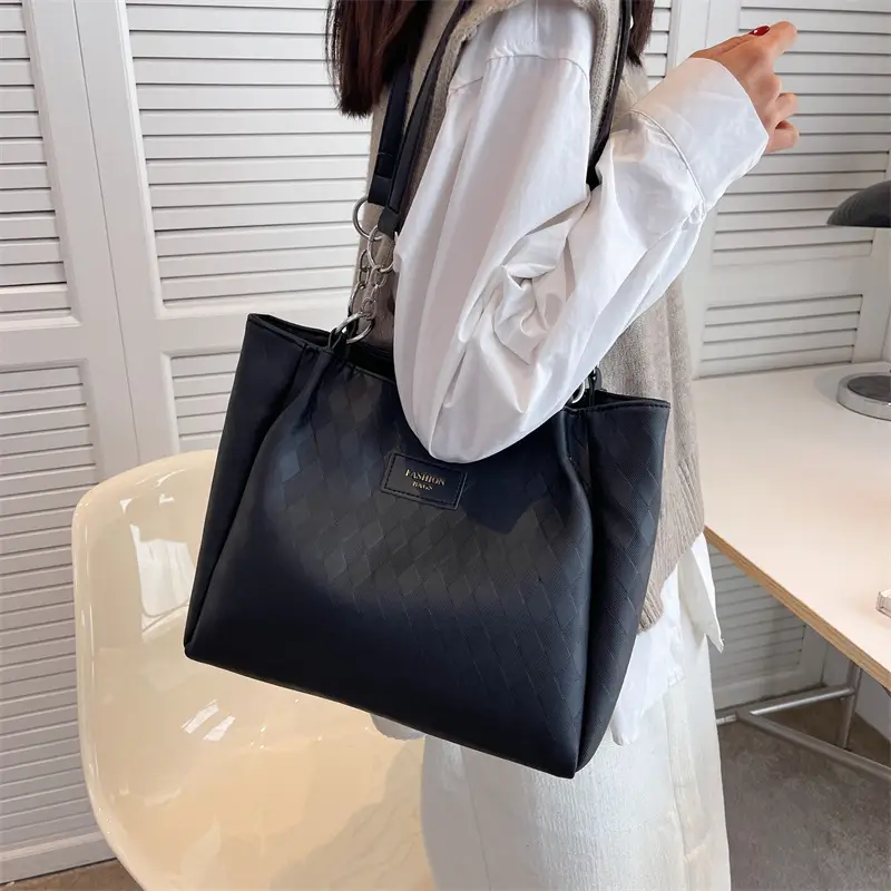 Women's Black Quilted Shoulder Bag 2023 New Color