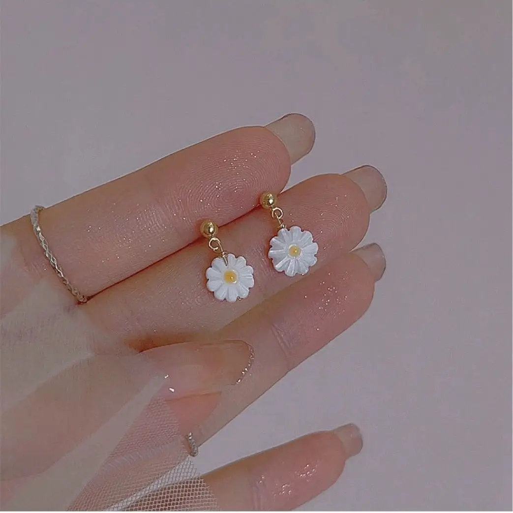 Mini Carved Daisy Earrings 925 Silver Needle Hand Carved