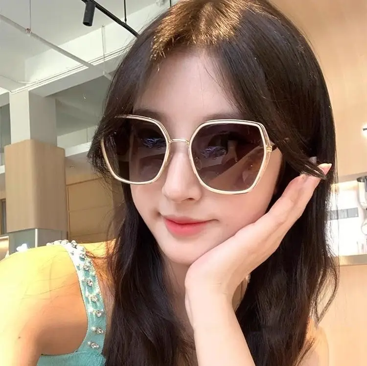 Women Anti-Ultraviolet Large Frame Polarized Sunglasses — feature 3