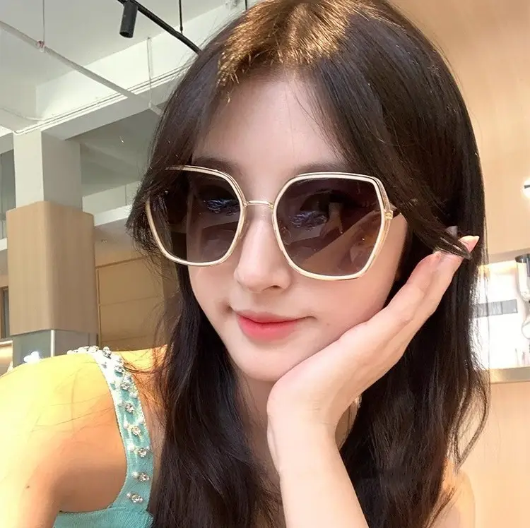 Women Anti-UV Polarized Sunglasses Large Frame — feature 3