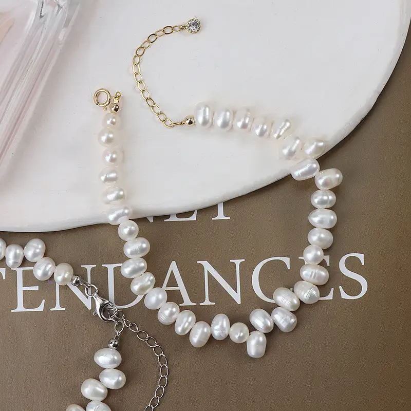French Retro Pearl Clavicle Chain with Buckle