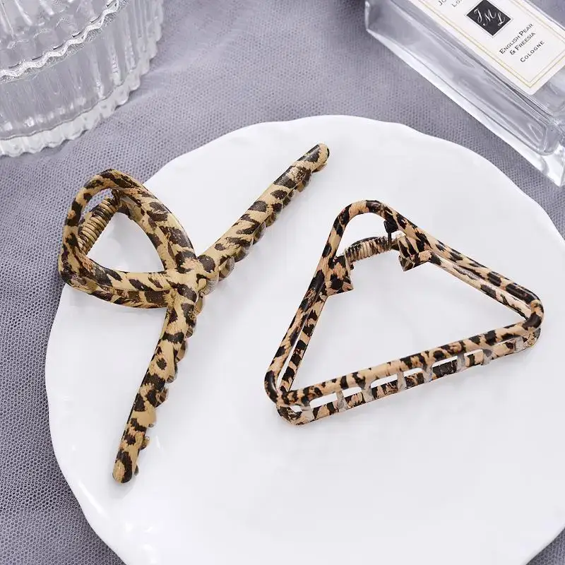 Pearl Hairpin Women's Back of Head Cyber Celebrity Large Hair Scratch Shark Clip Leopard Scratch Metal Hairpin Headwear — feature 6