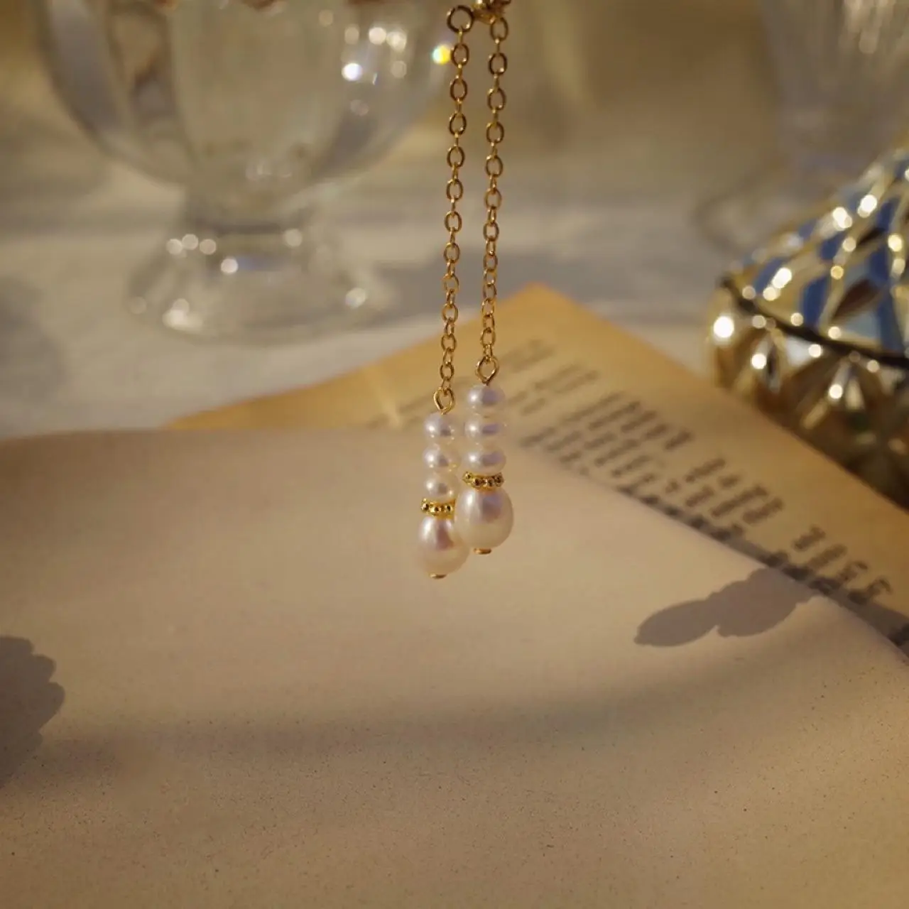 Vintage Pearl Earrings Light Luxury Long Design — feature 3