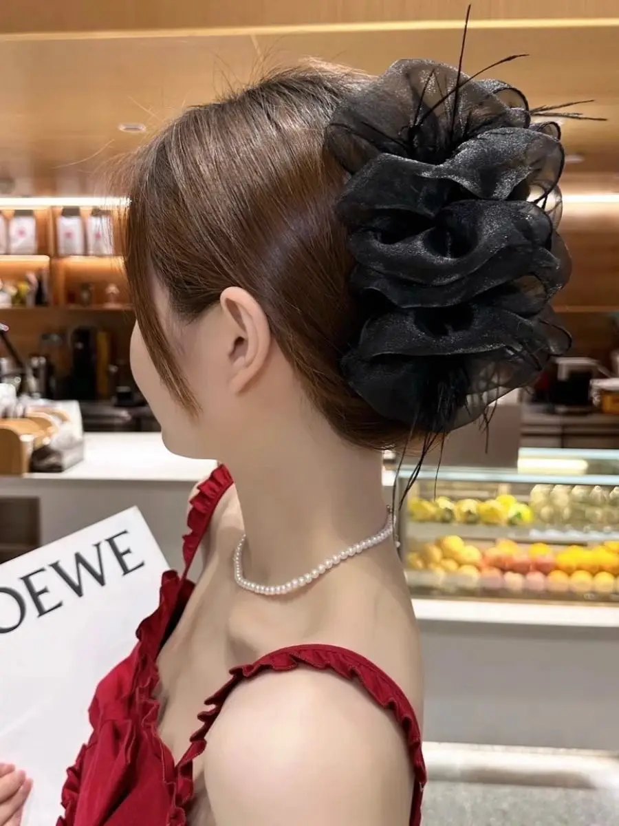 Princess Style Feather Mesh Headupdo with Princess Clip — feature 27