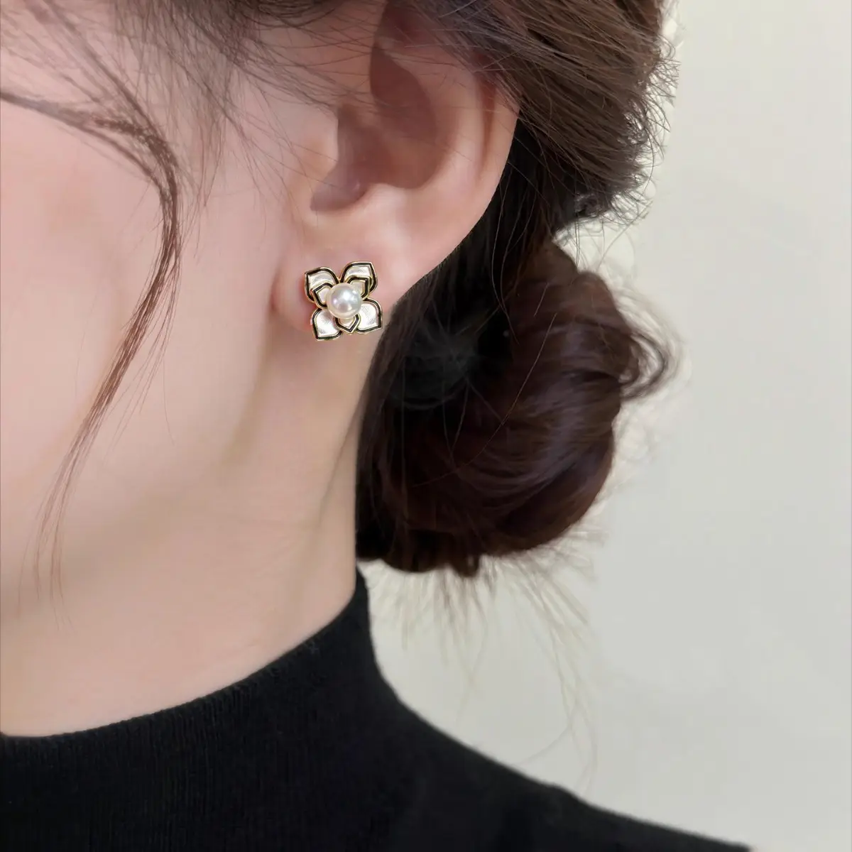 Women's 18K Gold Pearl Flower Earrings Wholesale