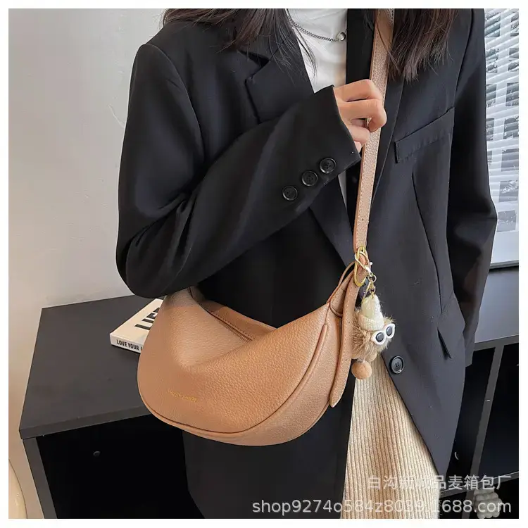 Black Leather Messenger Bag for Women 2023 — feature 14