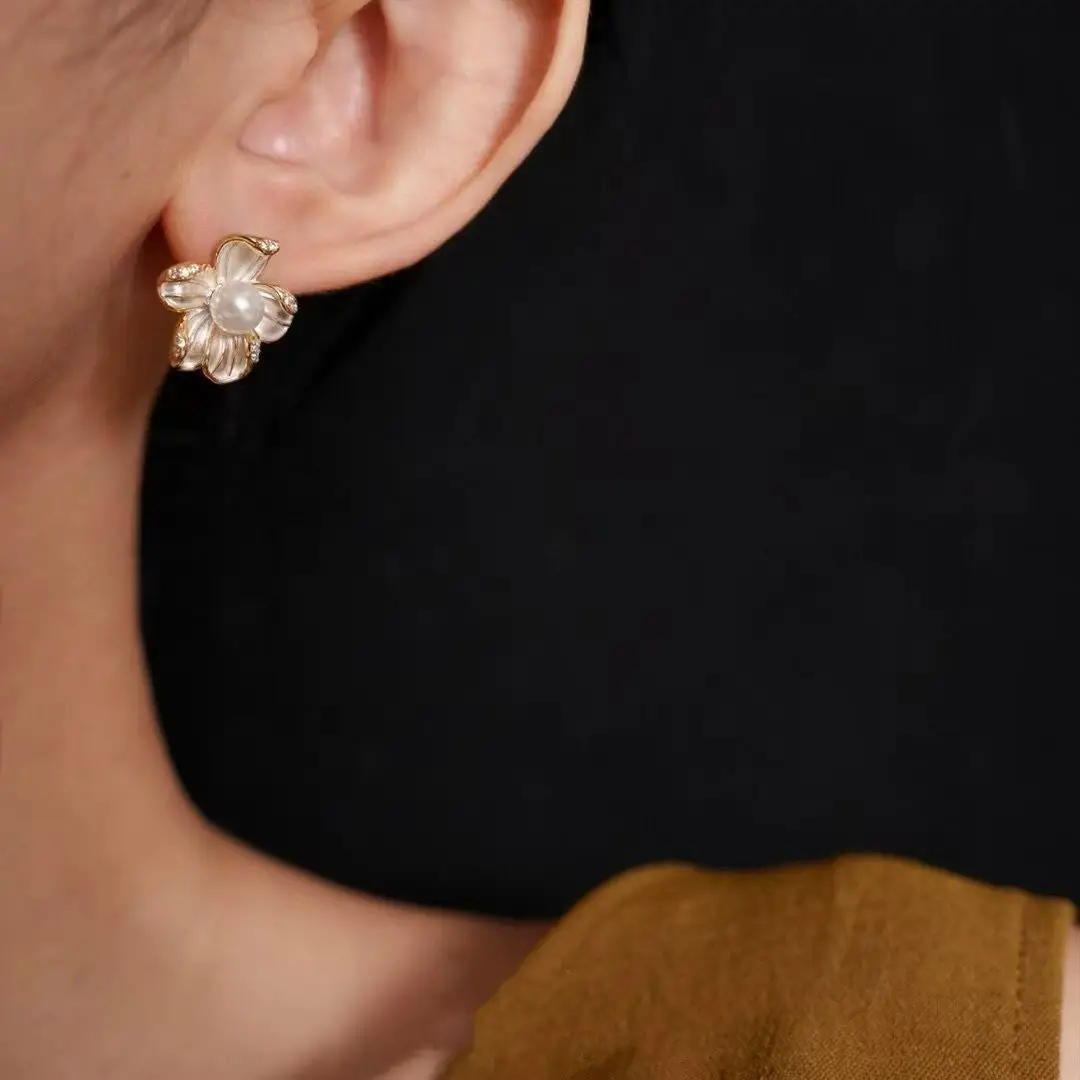 Zhuji Natural Pearl Earrings 18K Gold Floral Design — feature 18