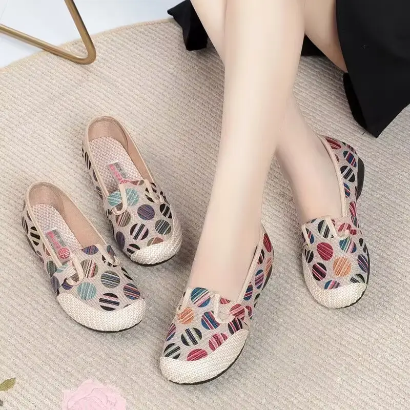 Old Beijing Style Women's Canvas Slip-On Shoes with Leaf Pattern